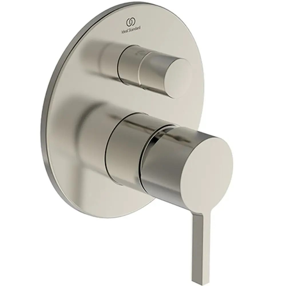 Wandmontierte Badarmatur mit zwei Steuerhebeln und einem Auslauf. Modell von Ideal Standard in einem schlichten Design in Silver Storm-Finish.